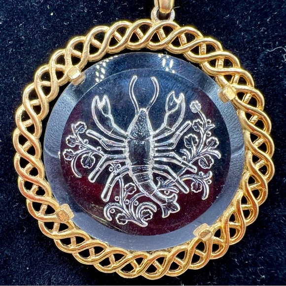 Cancer 1970’s Trifari Zodiac Etched Glass Medallion on Sarah Coventry Chain - Picture 2 of 8